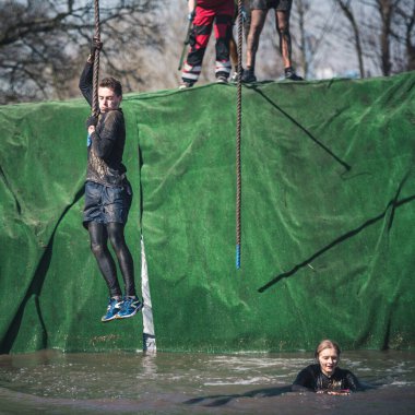 WROCLAW, POLAND - 7 Nisan 2018: Engelli koşu ve engelli koşu. Resimde acemi er rotasında bir koşucu var..