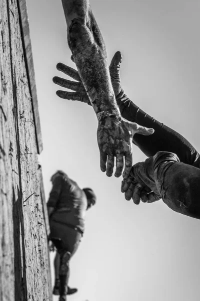 Mano Sporca Verso Basso Aiutare Tirare Persona Basso — Foto Stock