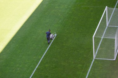 Futbol sahasında boyama çizgisi