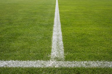 Spor sahasındaki çimlerin üzerinde çizgiler