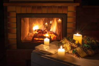 Ateşin önünde gofretle Noel çiçeği süslemesi..