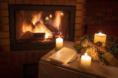 Ateşin önünde gofretle Noel çiçeği süslemesi..