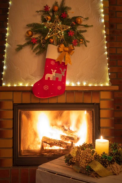 Рождественский Цветочный Декор Перед Огнем — стоковое фото