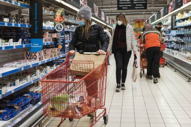 WROClaw, POLAND - 27 Kasım 2020. Carrefour süpermarketindeki müşteriler. Koronavirüs salgınından dolayı Covit-19 'da yüz maskesi var..