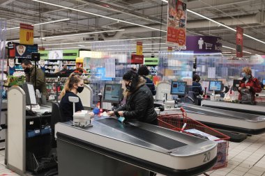 WROClaw, POLAND - 27 Kasım 2020. Carrefour süpermarketindeki kasanın önündeki müşteriler. Koronavirüs salgınından dolayı Covit-19 'da yüz maskesi var..