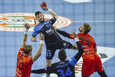 LUBIN, POLAND - 12 Ekim 2020: Polonya Süper Ligi erkek hentbol maçı MKS Zaglebie Lubin - SPR Stal Mielec 30: 30 (3: 4). Hareket halinde Wojdak Bartosz.