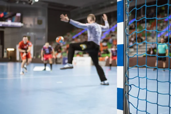 LUBIN, POLAND - 9 Kasım 2018: MKS Zaglebie Lubin - MMMTS Kwidzyn 23: 21 arasında oynanan hentbol maçında Polonyalı PGNig Süper Ligi erkekleri. Hentbol kale direğinin ayrıntıları.