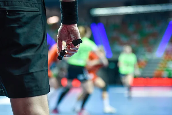 Main Arbitre Handball Avec Sifflet — Photo