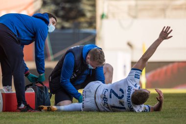 LUBIN, POLAND - 21 Şubat 2021: KGHM Zaglebie Lubin - Rakow Czestochowa 1: 2 arasında Polonyalı PKO Ekstraklasa maçı. Yaralı Vladislavlar Gutkovskis.