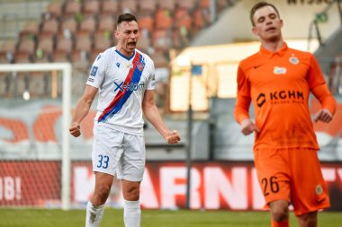 LUBIN, POLAND - 21 Şubat 2021: KGHM Zaglebie Lubin - Rakow Czestochowa 1: 2 arasında Polonyalı PKO Ekstraklasa maçı. Maçı kazandıktan sonra Jaroslaw Jach rjoy.