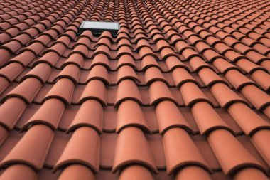 Geleneksel kiremit ve çatı pencereli çatı