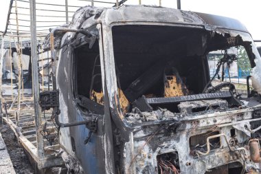 Yangından sonra tamamen yanmış bir kamyon.