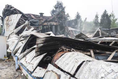 Yanmış bir üretim salonunun kalıntıları.