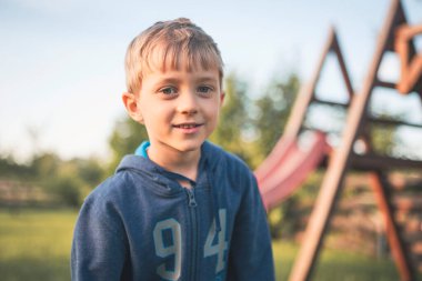 Bahçedeki 5 yaşındaki bir çocuğun portresi.