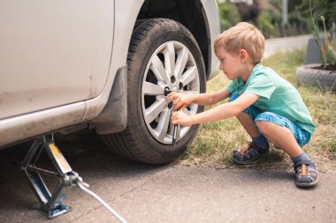 Yol kenarındaki patlak tekerlek küçük değişiklikler yapar.