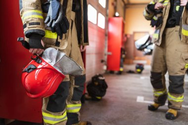 Kırmızı miğfer itfaiyecinin elinde.