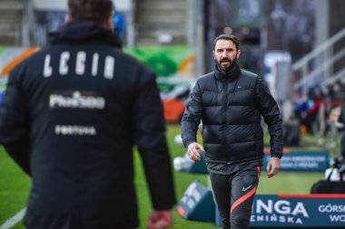 LUBIN, POLAND - 21 Mart 2021: KGHM Zaglebie Lubin - Legia Warszawa 0: 4 arasında Polonya futbolu maçı. Martin Sevela, Zaglebie 'nin baş antrenörü..
