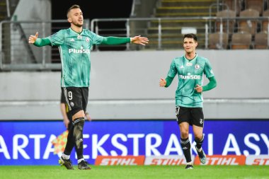 LUBIN, POLAND - 21 Mart 2021: KGHM Zaglebie Lubin - Legia Warszawa 0: 4 arasında Polonya futbolu maçı. Tomas Pekhart (L) ve Bartosz Kapustka gol attıktan sonra seviniyorlar.