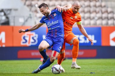 LUBIN, POLAND - 11 Nisan 2021: KGHM Zaglebie Lubin - Podbeskidzie Bielsko-Biala 2: 1 arasında Polonya futbolu maçı PKO Ekstraklasa. Eylemde Kamil İki ski (L) Sasa Baliç (R).