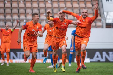 LUBIN, POLAND - 11 Nisan 2021: KGHM Zaglebie Lubin - Podbeskidzie Bielsko-Biala 2: 1 arasında Polonya futbolu maçı PKO Ekstraklasa. Samuel Mraz (L) Jakub Zubrowski (M) Damian Oko (R).