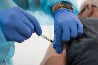 Bir doktorun elleri Covid-19 'a karşı aşı yapar..