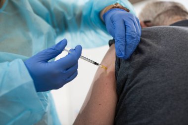 Bir doktorun elleri Covid-19 'a karşı aşı yapar..