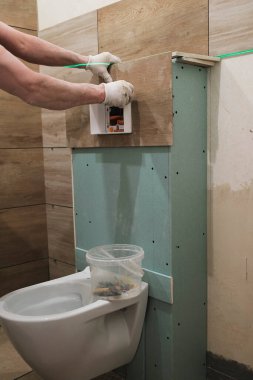 tiler banyodaki duvar fayanslarını düzenler.