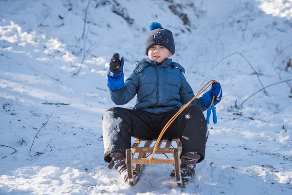 Νεαρό Αγόρι Κατεβαίνει Χιονισμένο Λόφο Έλκηθρο — Φωτογραφία Αρχείου