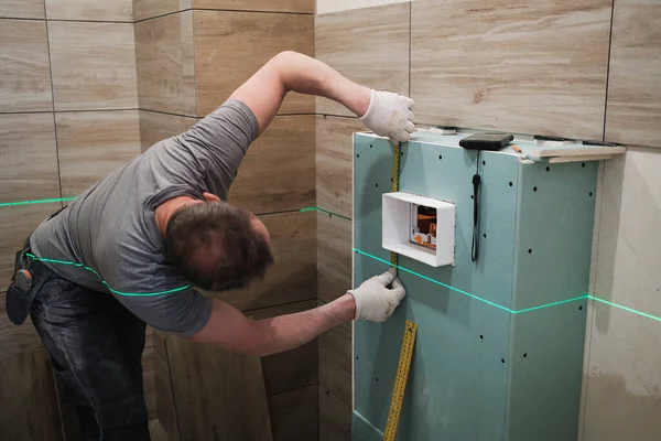 tiler banyodaki duvar fayanslarını düzenler.