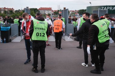 WROCLAW, POLAND - 1 Haziran 2021: Güvenlik, Polonya - Rusya 1: 1 futbol karşılaşmasından önce taraftarları stadyumun girişinde arıyor.