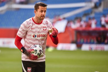 POZNAN, POLAND - 8 Haziran 2021: Dostça futbol maçı Polonya - İzlanda 2: 2 Kaleci Lukasz Fabianski 'yi ısıt.