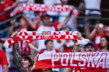 POZNAN, POLAND - 8 Haziran 2021: Dostça futbol maçı Polonya - İzlanda 2: 2 Eşarplı Polonyalı destekçiler.