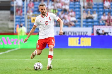 POZNAN, POLAND - 8 Haziran 2021: Dostça futbol maçı Polonya - İzlanda 2: 2 Hareket halinde Tomasz Kedziora.