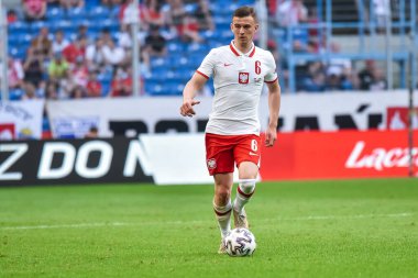 POZNAN, POLAND - 8 Haziran 2021: Dostça futbol maçı Polonya - İzlanda 2: 2 Eylem halinde Kacper Kozlowski.