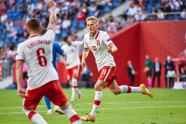 POZNAN, POLAND - 8 Haziran 2021: Dostça futbol maçı Polonya - İzlanda 2: 2 Karol Swiderski gol attıktan sonra seviniyor.