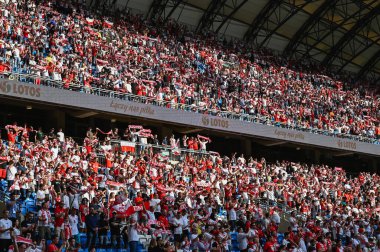 POZNAN, POLAND - 8 Haziran 2021: Dostça futbol maçı Polonya - İzlanda 2: 2 Tribünde Polonyalı destekçiler var.