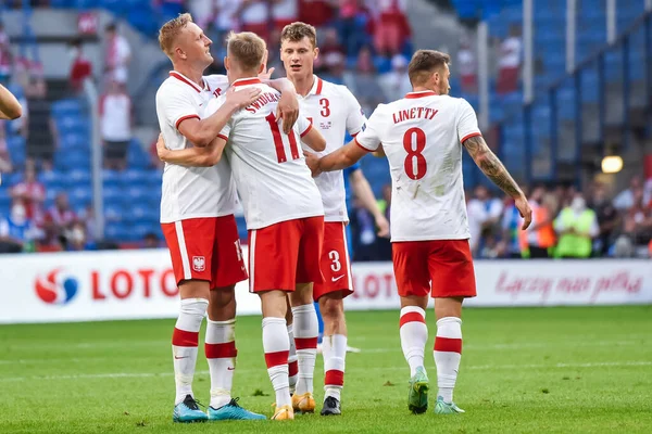 POZNAN, POLAND - 8 Haziran 2021: dost canlısı futbol maçı Polonya - İzlanda. Polonya 'nın Joy takımı Kamil Glik (15) Karol Swiderski (11) Pawel Dawidowicz (3) Kamil Linetty (8))