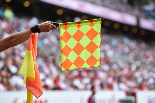 Mano Del Asistente Del Árbitro Fútbol Con Bandera Levantada —  Fotos de Stock