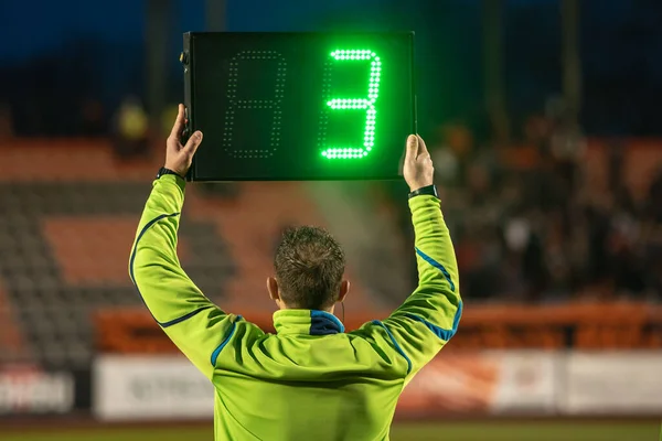 Technische Scheidsrechter Toont Minuten Extra Tijd Tijdens Voetbalwedstrijd — Stockfoto