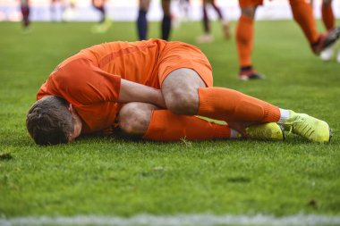 Yaralı futbolcu sahada yatıyor..