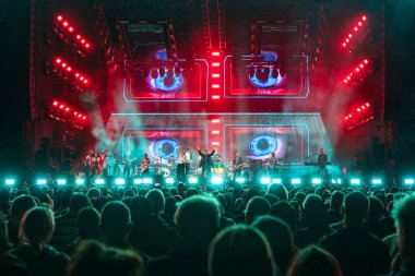 WROCLAW, POLAND - 1 AĞUSTOS 2025: Müzik Festivali Meskie Granie (Erkekler Çalıyor). Sahnede Krzysztof Zalewski (L) ve Muniek Staszczyk (R) ve T.Love grubu seslendirilmektedir..