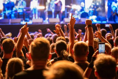 Müzik konseri sırasında sahnenin önünde kalabalık vardı.