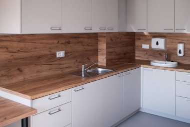 Beyaz önlüklü ve ahşap elementli yeni mutfak mobilyaları