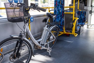 Belirlenmiş bir yerde, otobüsle taşınan bir bisiklet.