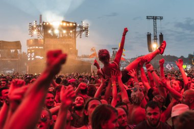 KOSTRZYN NAD ODRA, POLAND - 1 AĞUSTOS 2019 Pol 'and' Rock Festivali - kalabalık bir kadın grubunu sahne altına taşıdı.