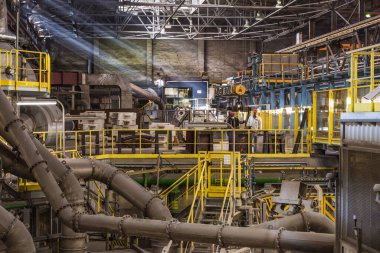 LEGNICA, POLAND - 4 Mart 2020. KGHM Cooper Dökümcü Legnica. Üretim salonu ve teknoloji hattının içi.
