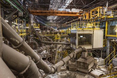 LEGNICA, POLAND - 4 Mart 2020. KGHM Cooper Dökümcü Legnica. Üretim salonu ve teknoloji hattının içi.
