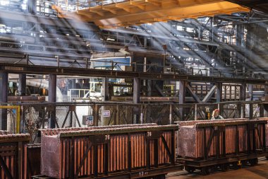LEGNICA, POLAND - 4 Mart 2020. KGHM Cooper Dökümcü Legnica. Dökümcüde bakır çubuklar var.