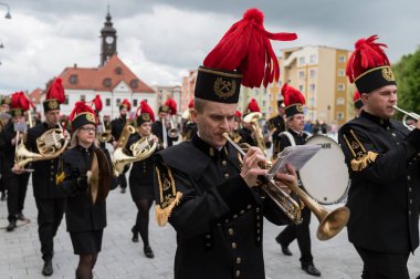 LUBIN, POLAND - 28 Mayıs 2021 KGHM Polska Miedz S.A şirketinin 60. kuruluş yıldönümü münasebetiyle dört madenci orkestrasının şehirde yürüyüşü.