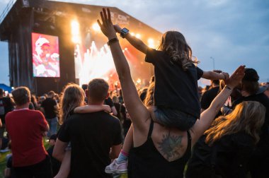 JAROCIN, POLAND - 16 Temmuz 2021: Jarocin Festivali 'nde Strachy na Lachy konserinde seyirci ve sahne.